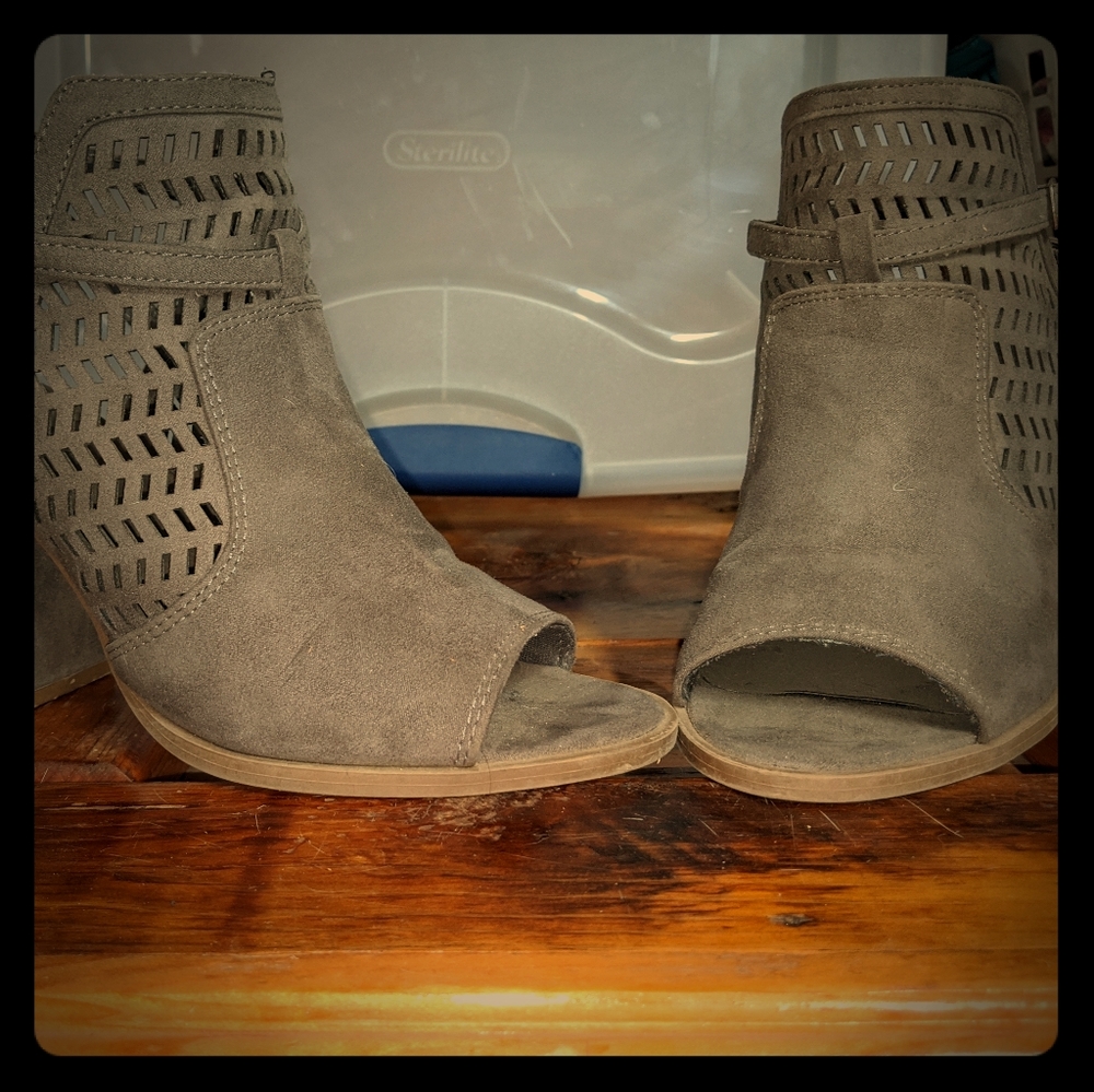 Grey American Eagle Heels